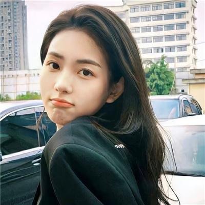 穿黄睡衣的女孩